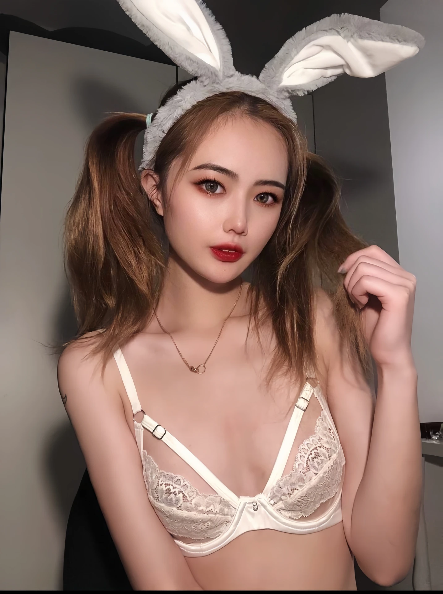 高颜值女大被金主各种调教【17P/14V/851MB】 预览图 1